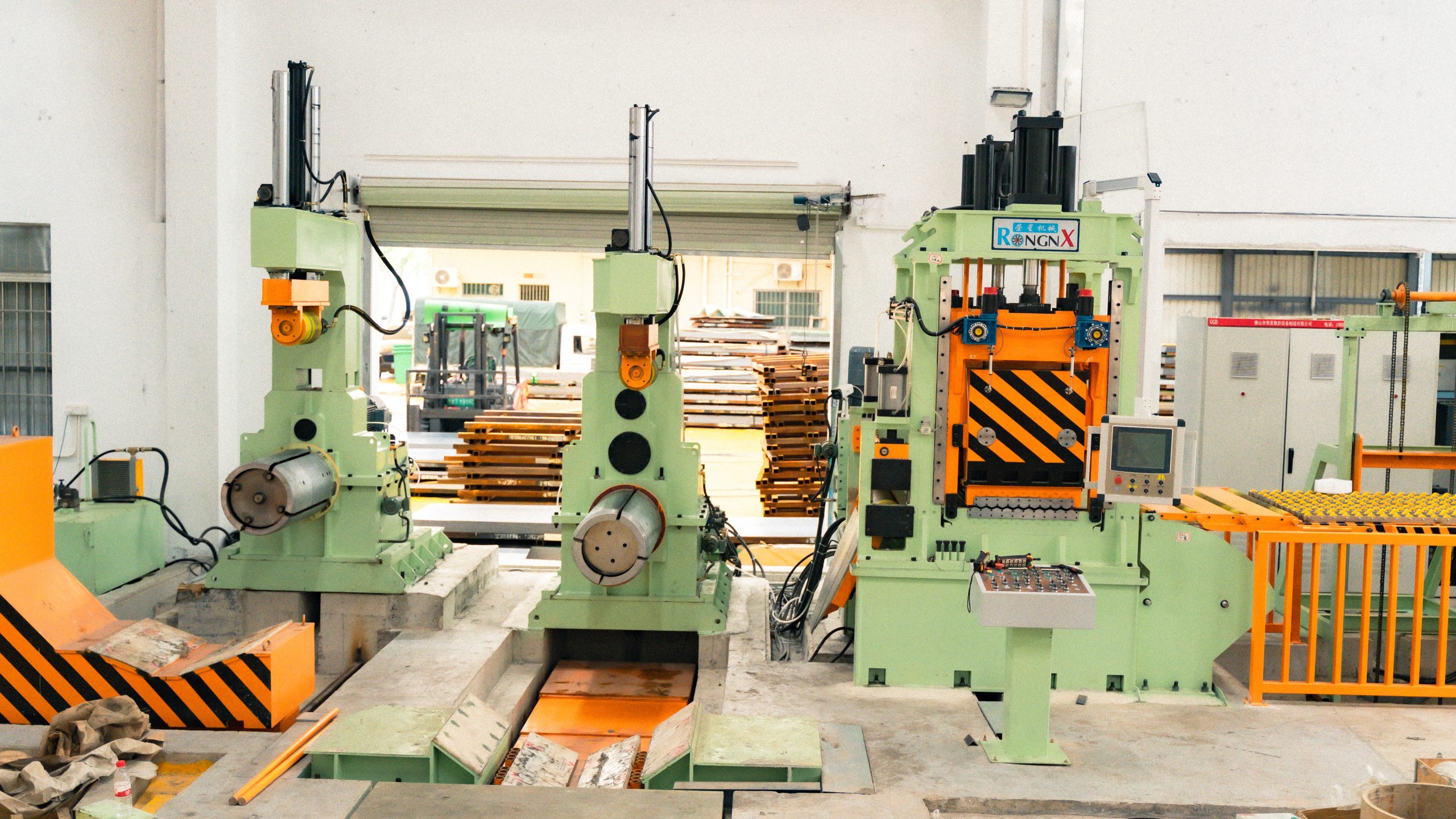 Entry and processing equipment for a 1650mm Flying Shear line