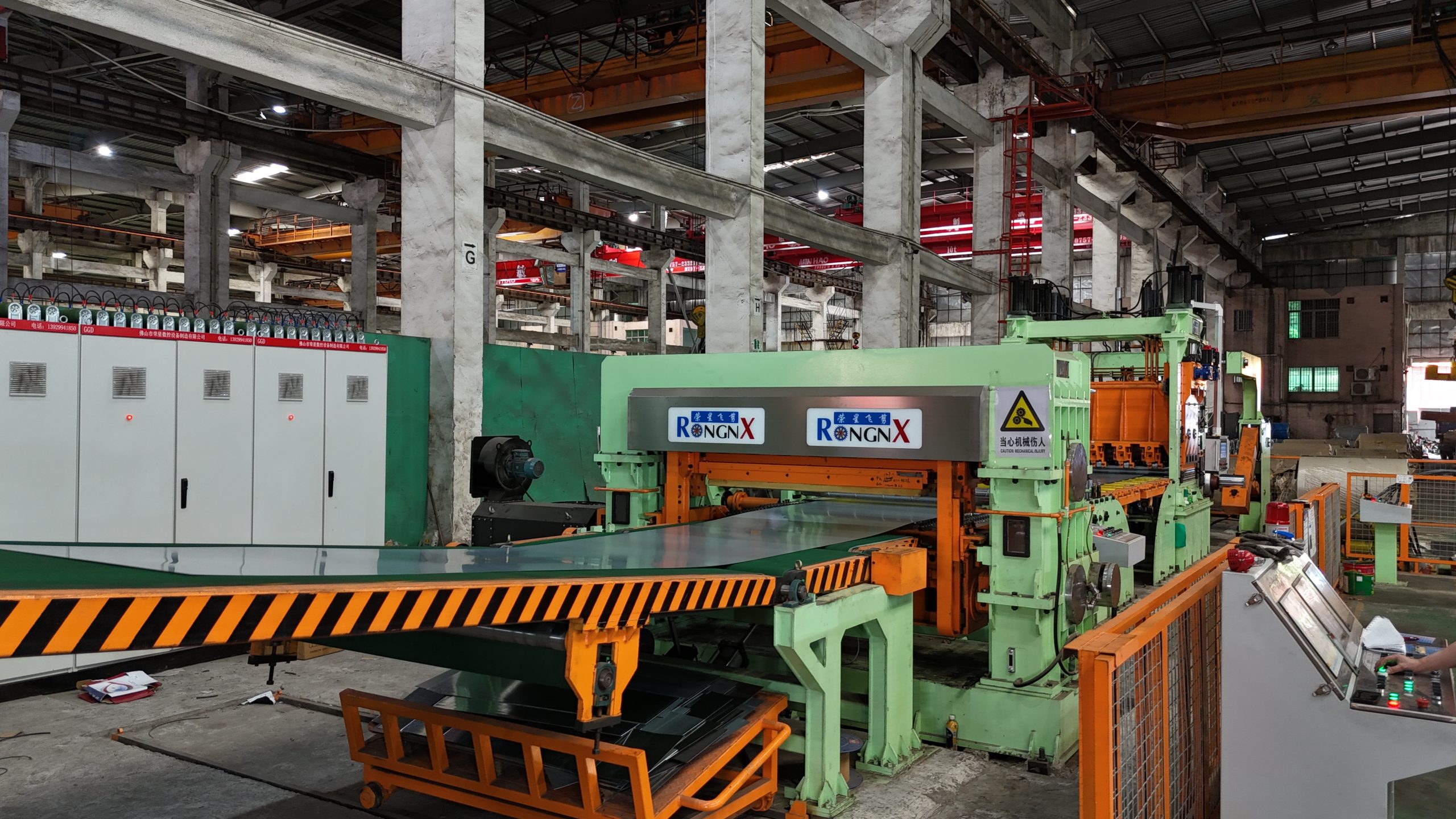 Sheet transfer through a RONGXING 1650mm Flying Shear line