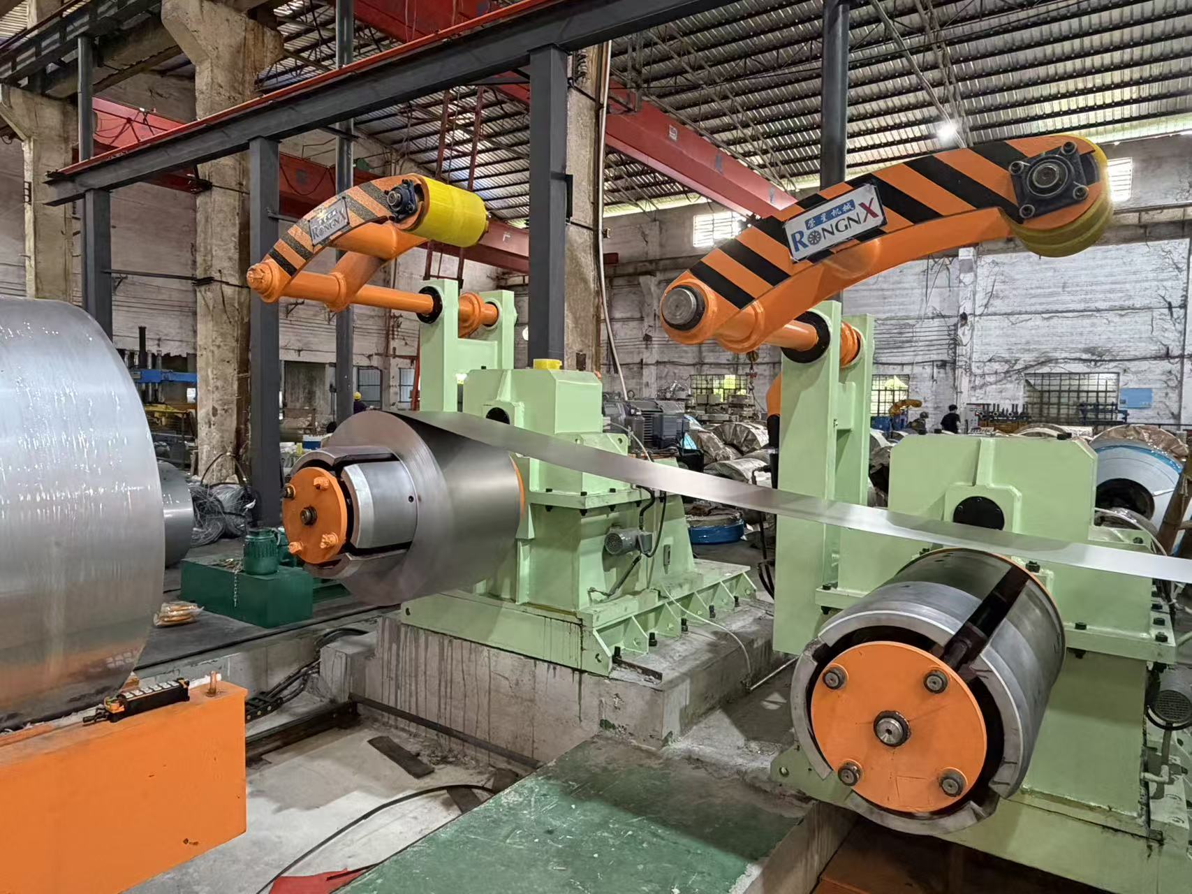 An 850mm Flying Shear line during coil loading and uncoiling