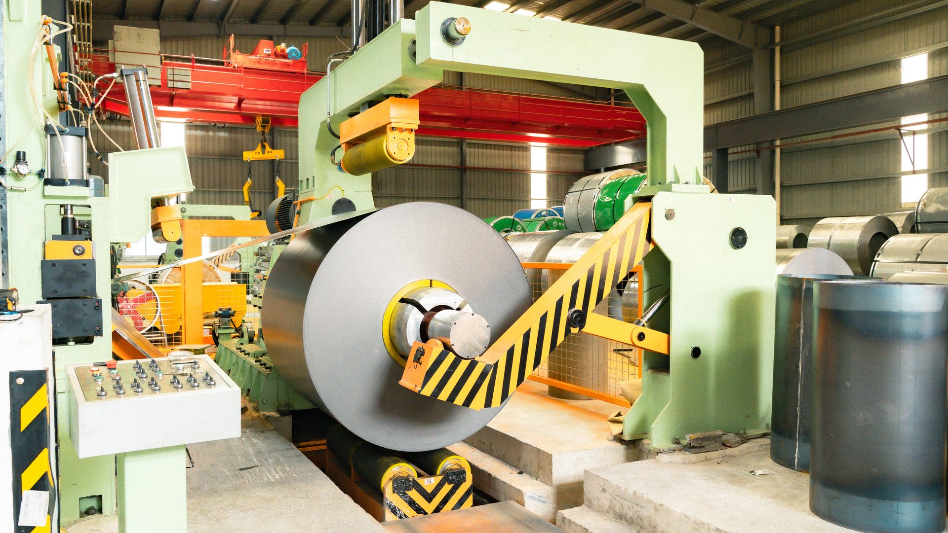 Coil loading and controlled uncoiling section of a RONGXING line