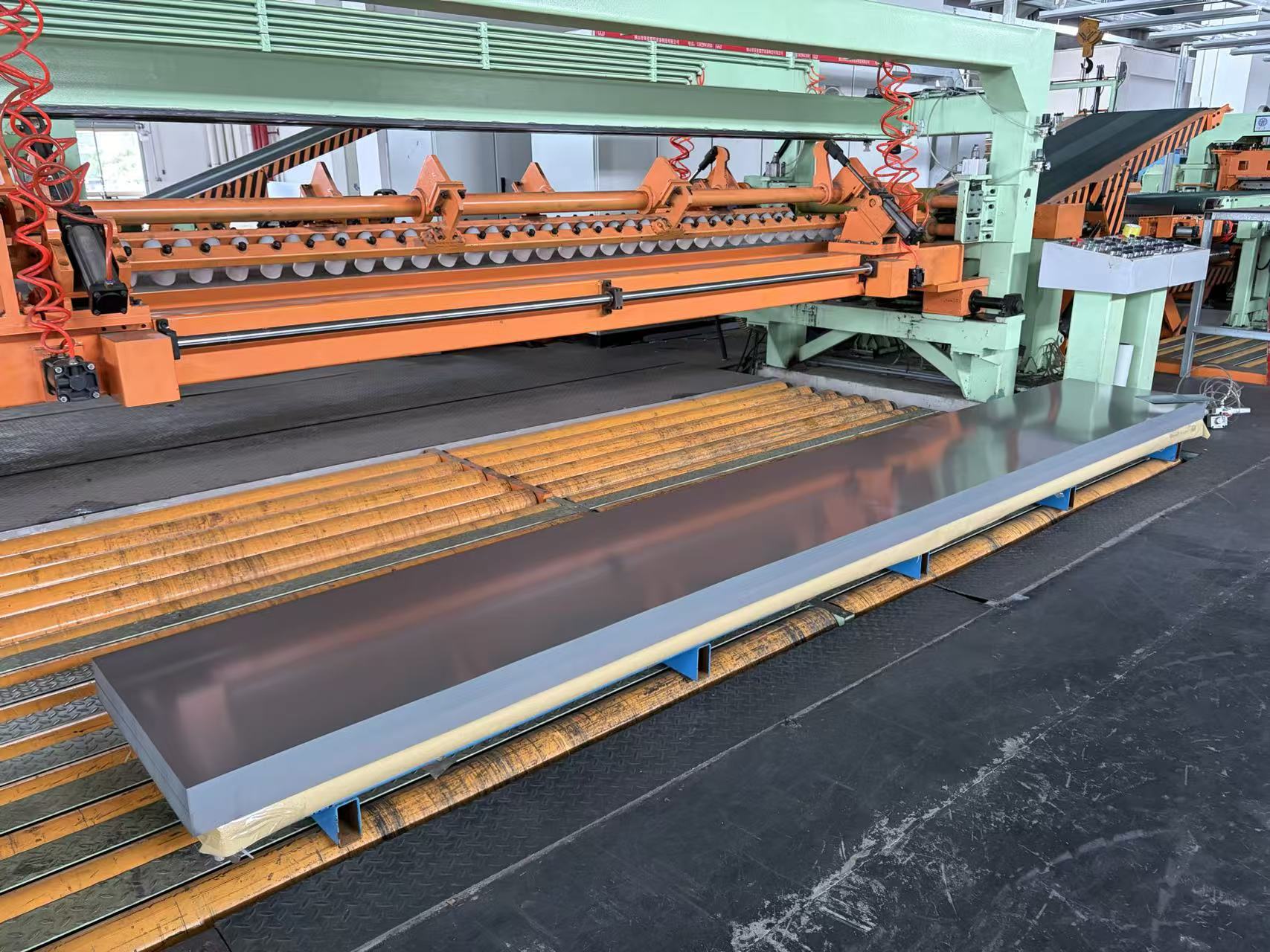 Long stainless or coated sheet blanks stacked after cut-to-length processing