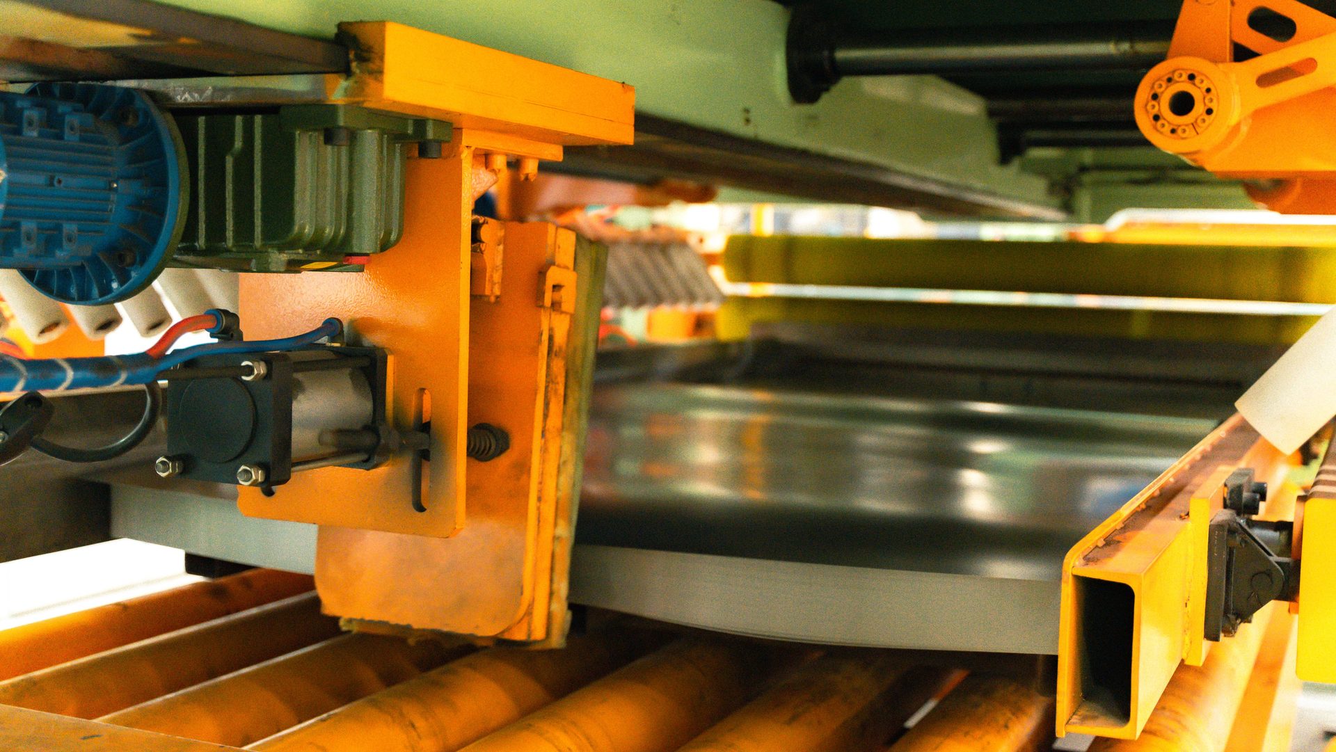 Moving strip passing the flying-shear mechanism during production