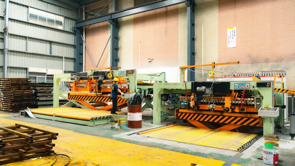 Flying-shear line factory layout and material-flow area
