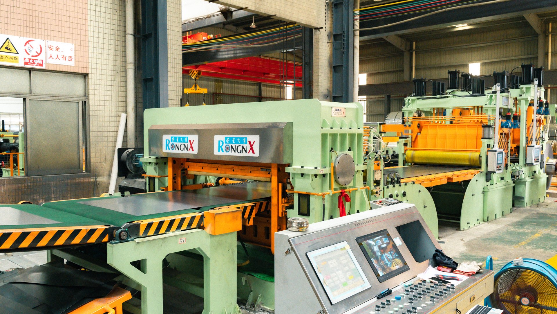 Roller-leveler and cutting sections in a RONGXING cut-to-length line