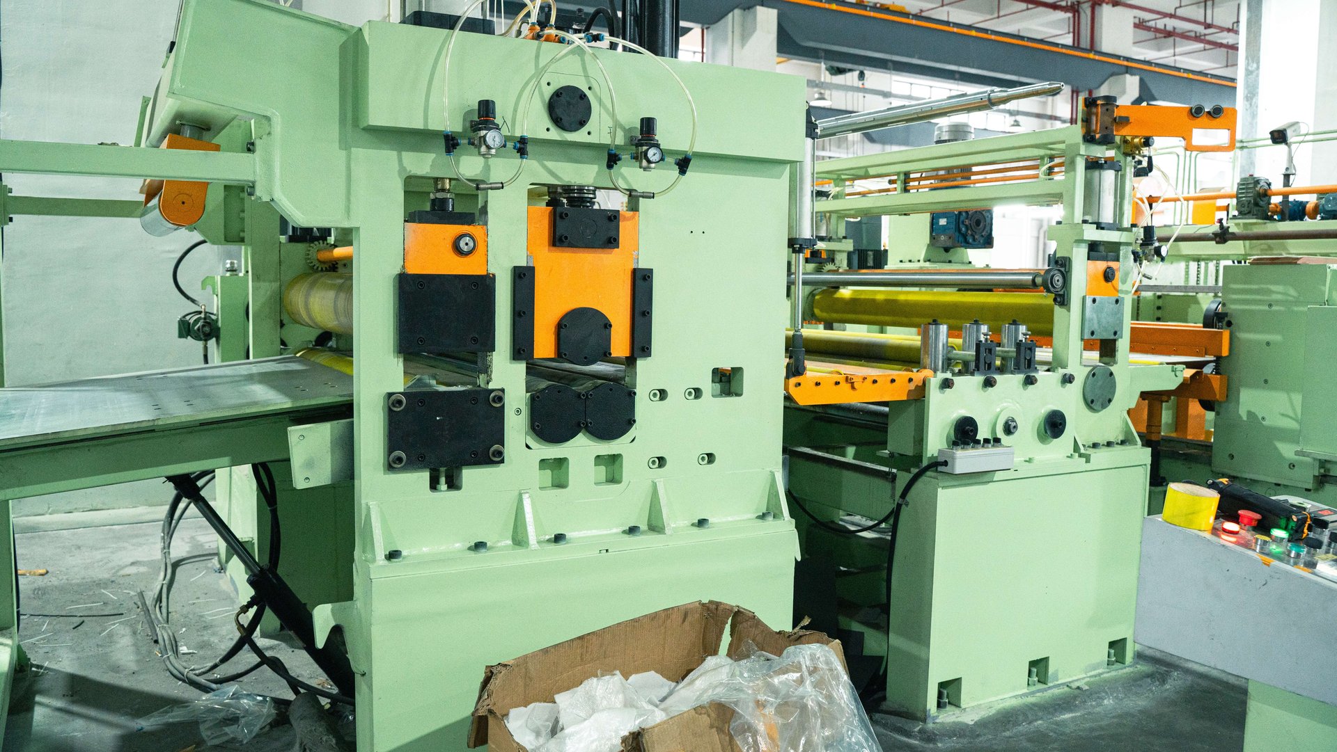 Entry and adjustment area of a roller-leveler section