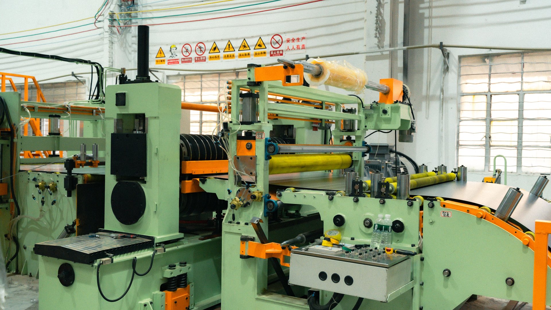 Slit-strip guiding and separation section downstream of the knife stand